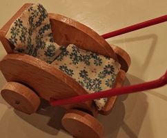 Puppenhaus Kinderwagen aus Holz mit Stoffbezug 