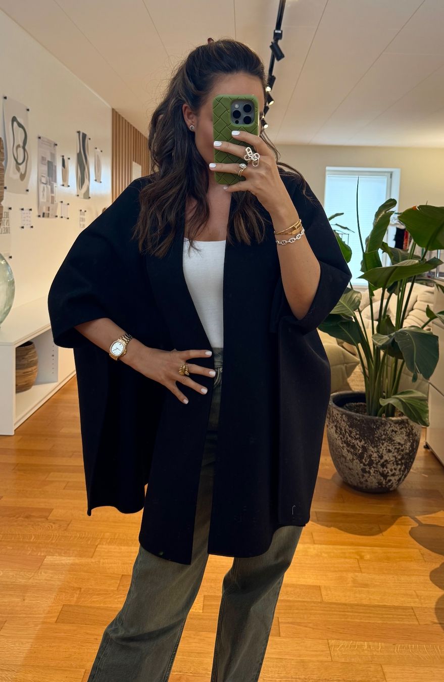 Valentino Altro in  Abbigliamento & Accessori: VALENTINO CAPE BLACK – Nuovo (secondo la descrizione) da Schwyz venduto da bofb