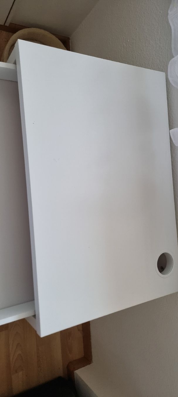 Ikea Bureaux: Schreibtisch weiss mit Schublade  – D'occasion à Binningen par her_6w9f 2