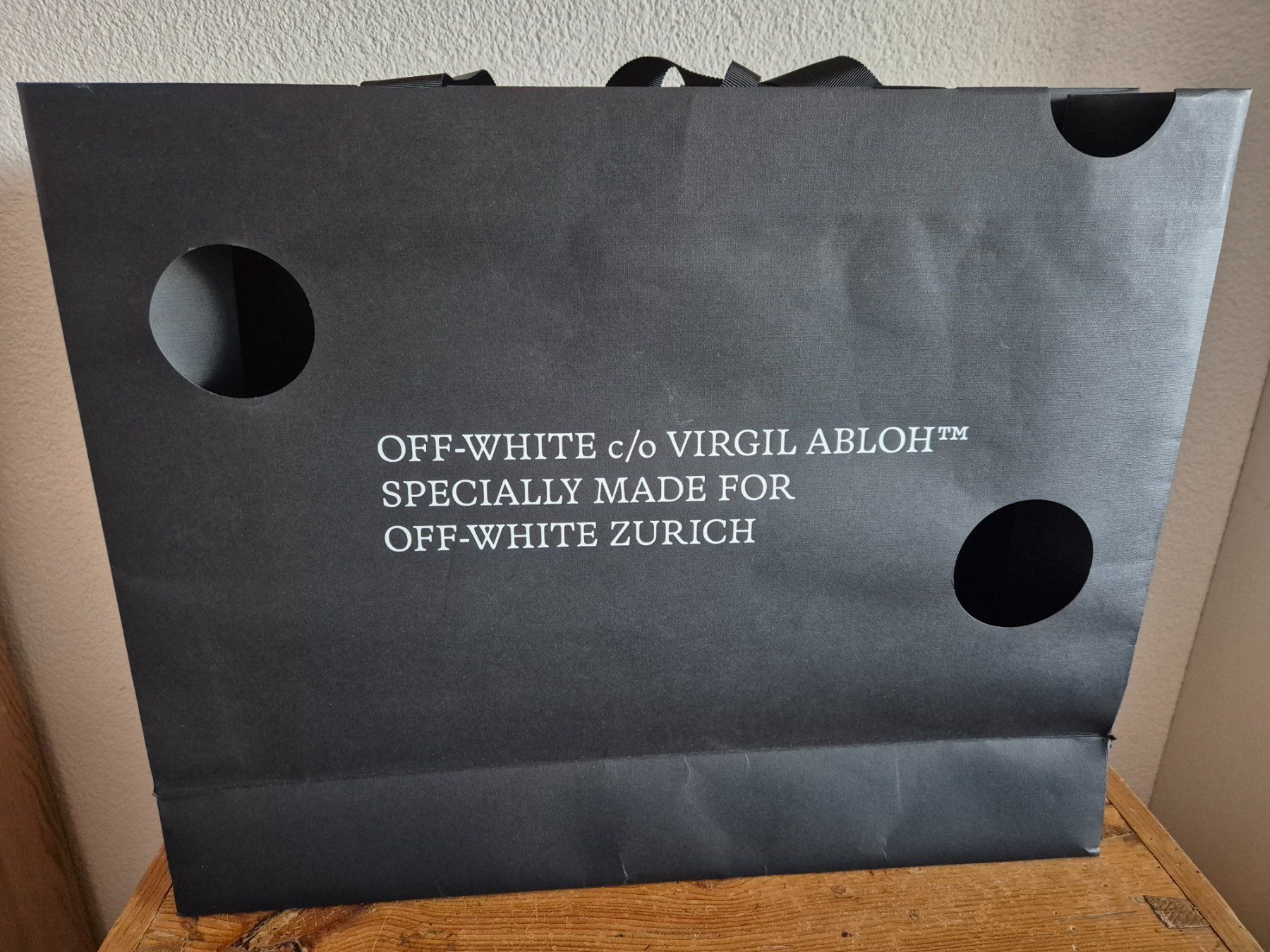 Off-White Taschen: Papiertasche Off White Zürich 39 x 49 cm – Gebraucht aus Würenlos von Toolia 1