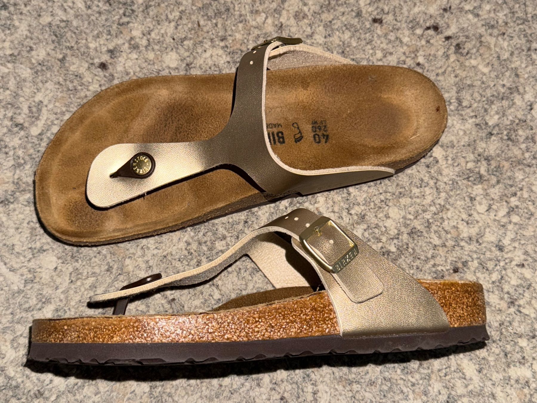 Birkenstock Chaussures femmes: Birkenstock Gizeh Gold Gr. 40 – D'occasion à Wattwil par edel88 2