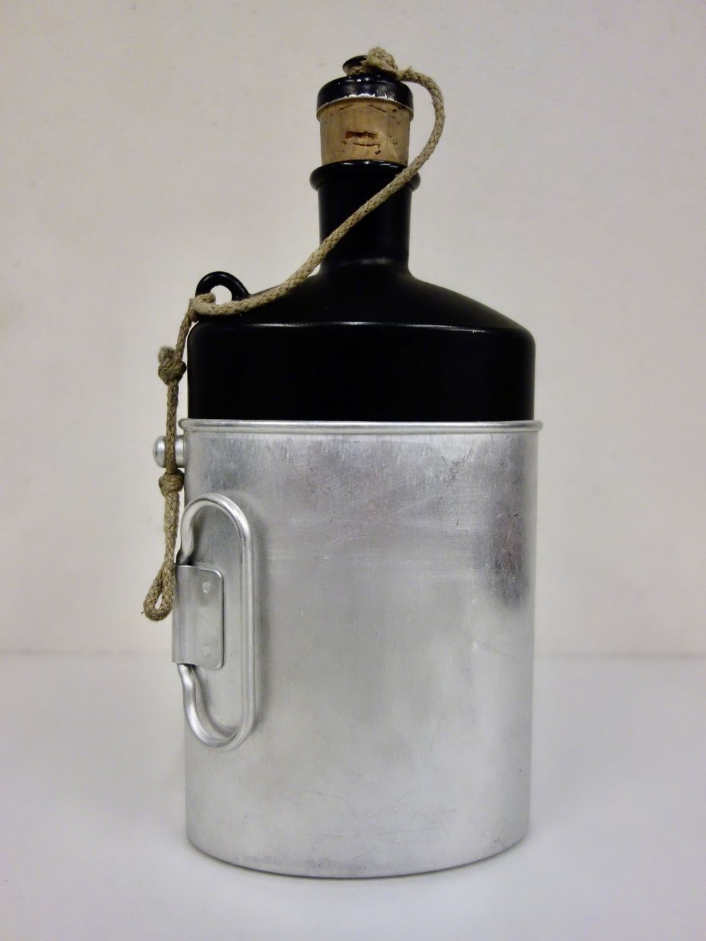 Schweizer Armee Ausrüstung & Ersatzteile: Feldflasche SIGG 1983 mit Becher JE 1983 Schweizer Armee – Gebraucht aus Kerzers von bottlesandboxes