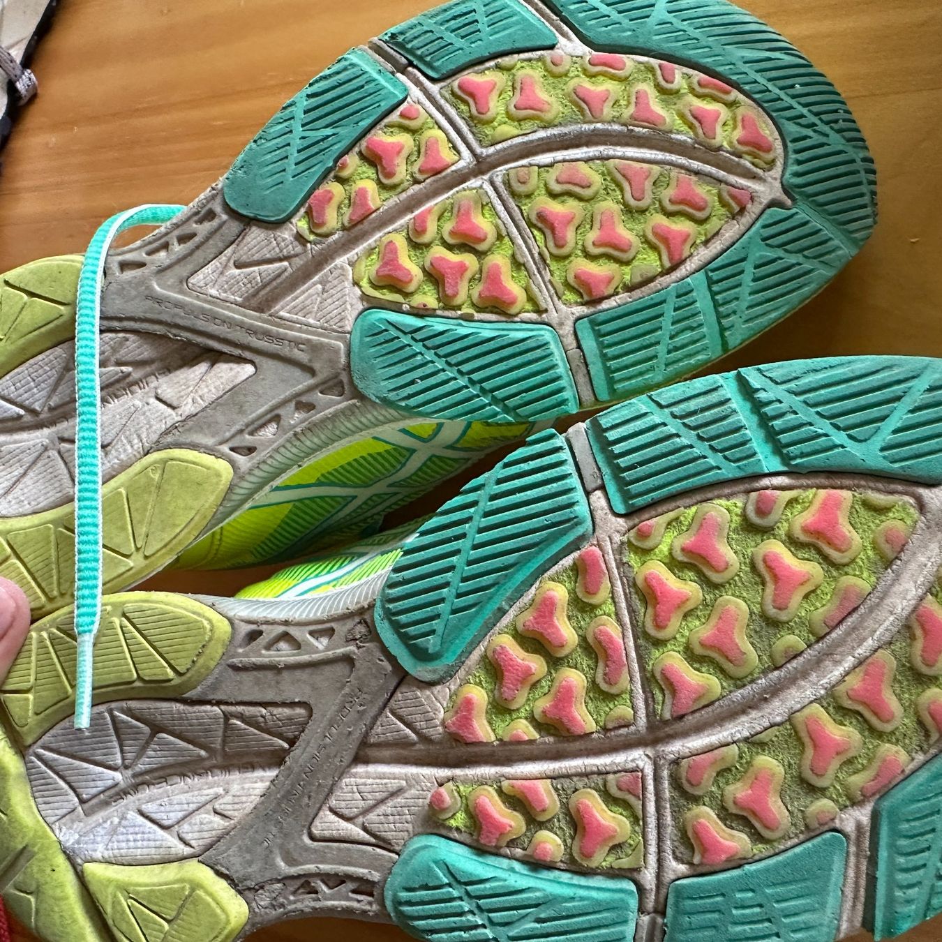 Asics Scarpe da donna: ASICS Laufschuhe Gr. 39.5 – Usato da Tägertschi venduto da TheChange 5