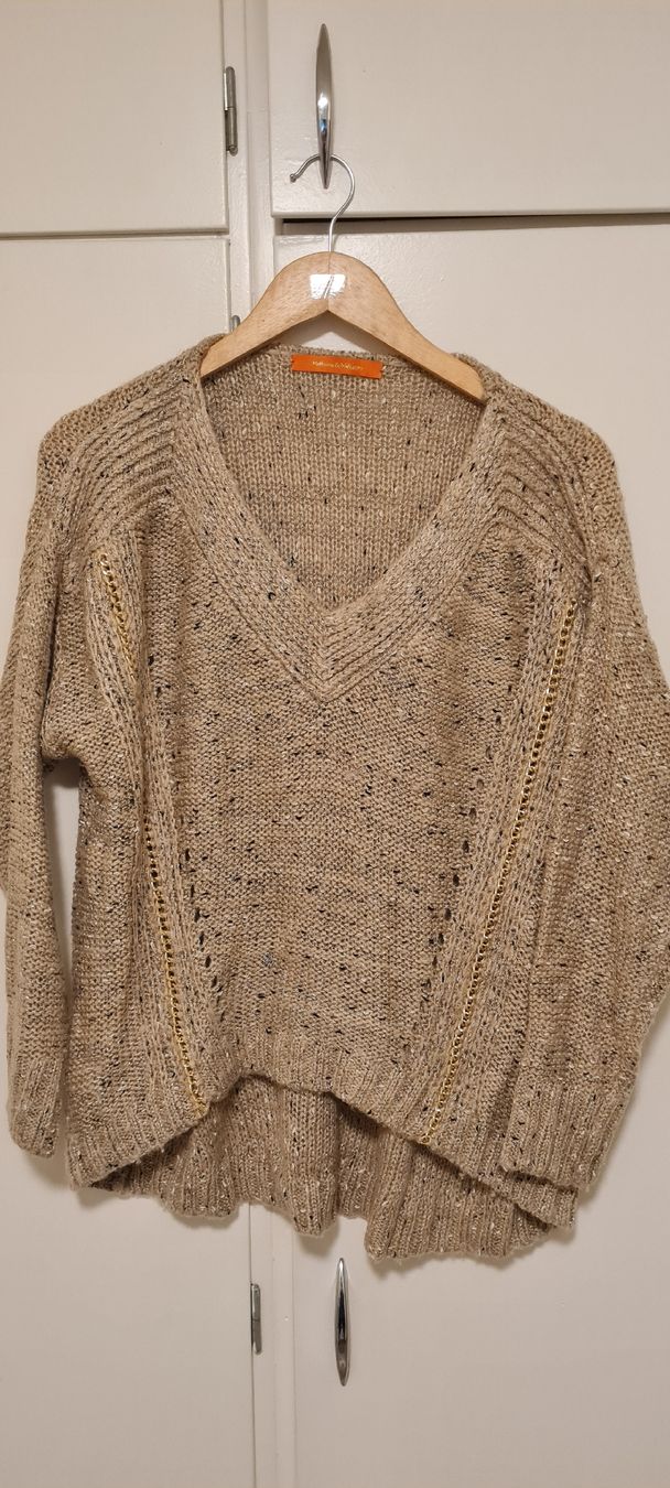 Maglioni & Felpe: Millions & Millions Pullover beige V-Ausschnitt Grösse M – Nuovo (secondo la descrizione) da Kloten venduto da waterdude69