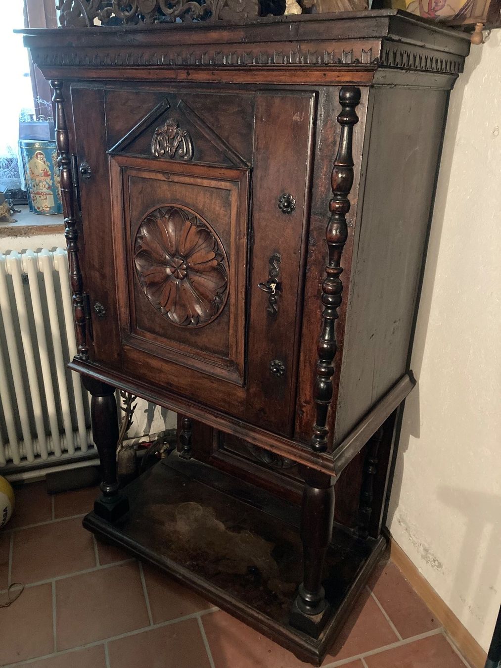 Credenze: meuble de chateau crédence Möbbel Buffet antik – Usato da St-Cierges venduto da LeRegain 1