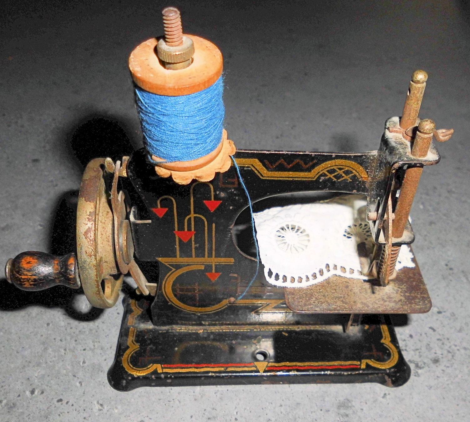 Giocattoli: Kinder-Nähmaschine div. Metalle ca. 1920 – Usato da Basel venduto da Bingis