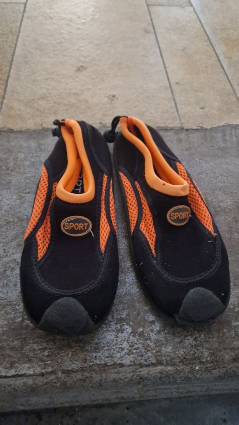 Scarpe da uomo: Chaussures de plage taille 35. très peu portées – Usato da Ste-Croix venduto da Sporchet