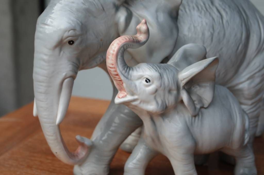 Statuette: Grosse Porzelan Elefantenskulptur, einzigartig, – Usato da Wittenbach venduto da Mulli48