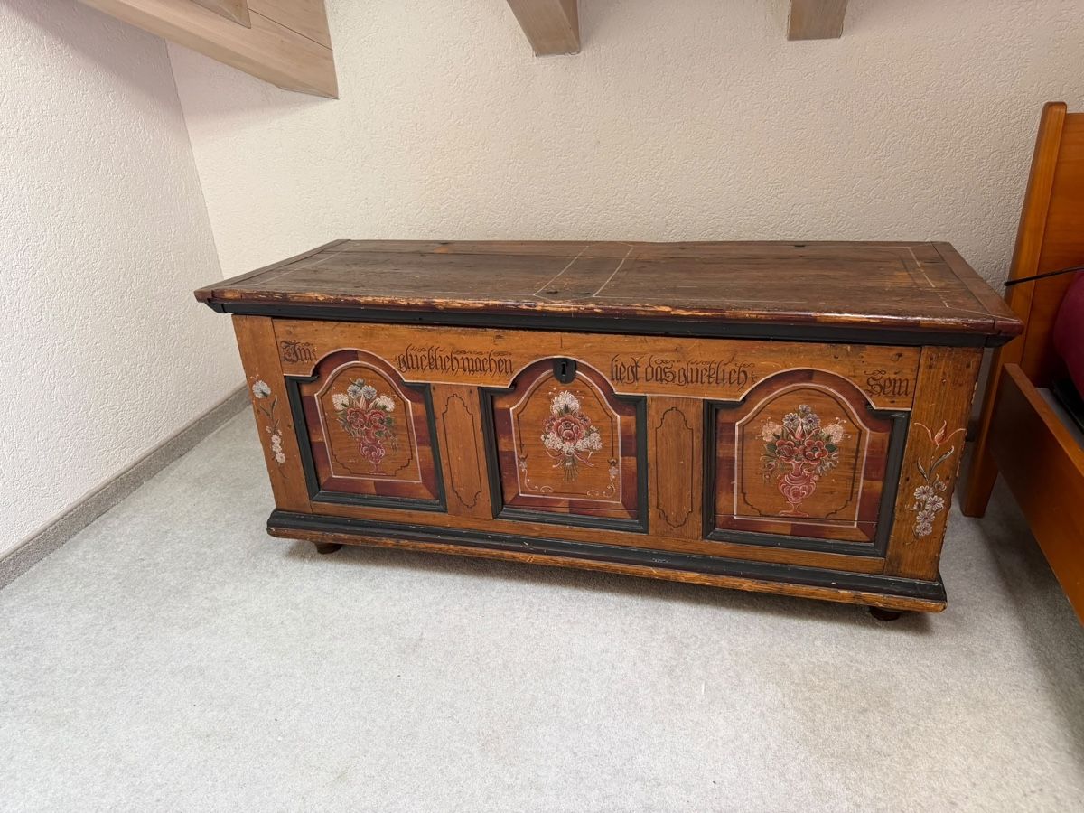 Cassapanche: Alte Holztruhe bemalt mit Blumenmuster – Usato da Steffisburg venduto da ayl_58vh 1