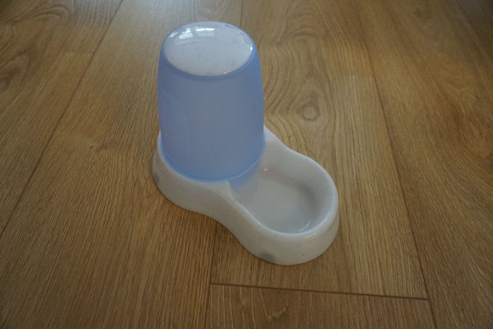 2-in-1 Katzenfutterstation Mit Wasserspender - Automatische Fütterung Für Urlaub & Alltag