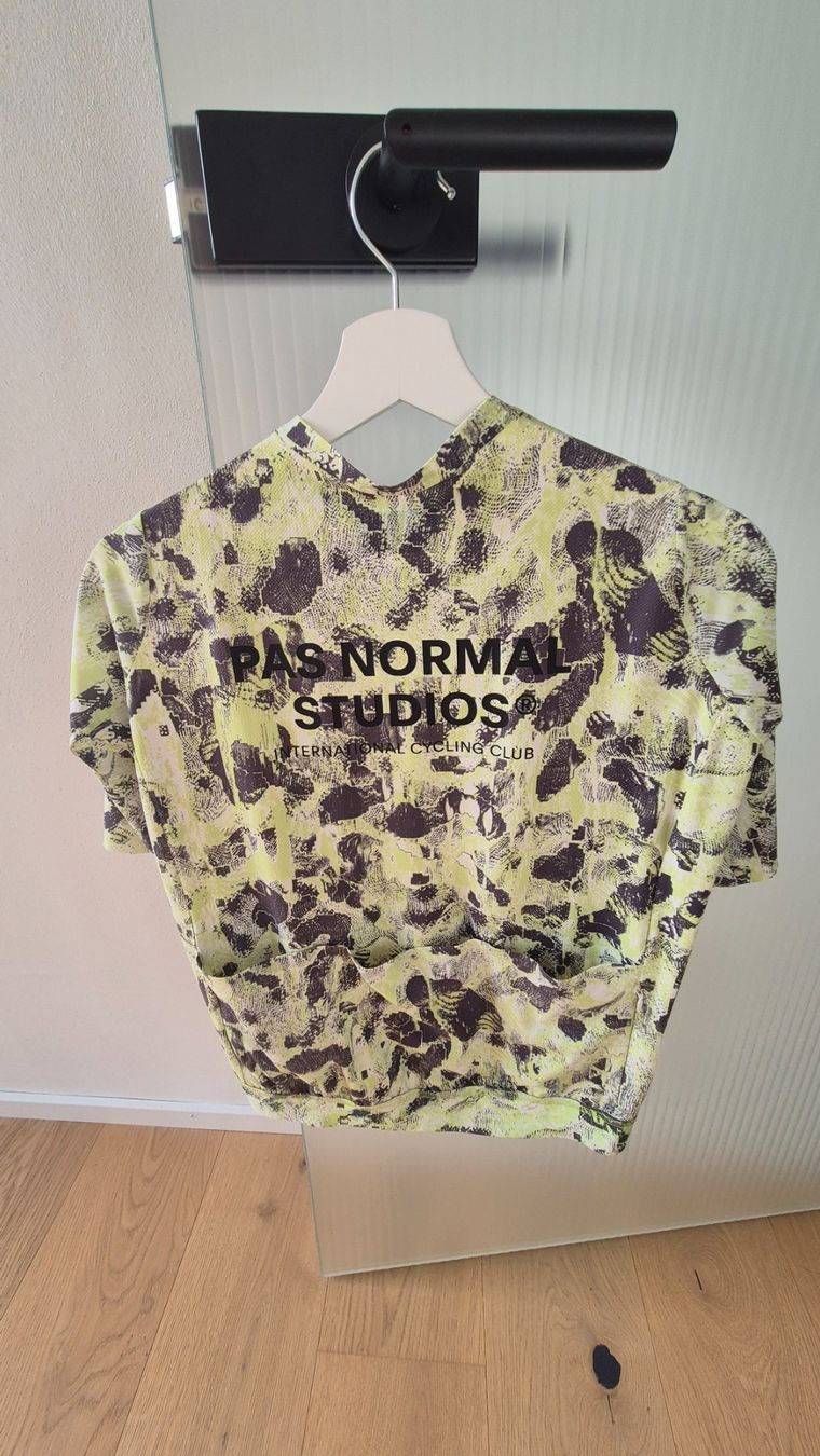 Pas Normal Studios Leibchen & Hosen: Pas Normal Studios Solitude Trikot – Gebraucht aus Selzach von e30dtm 2