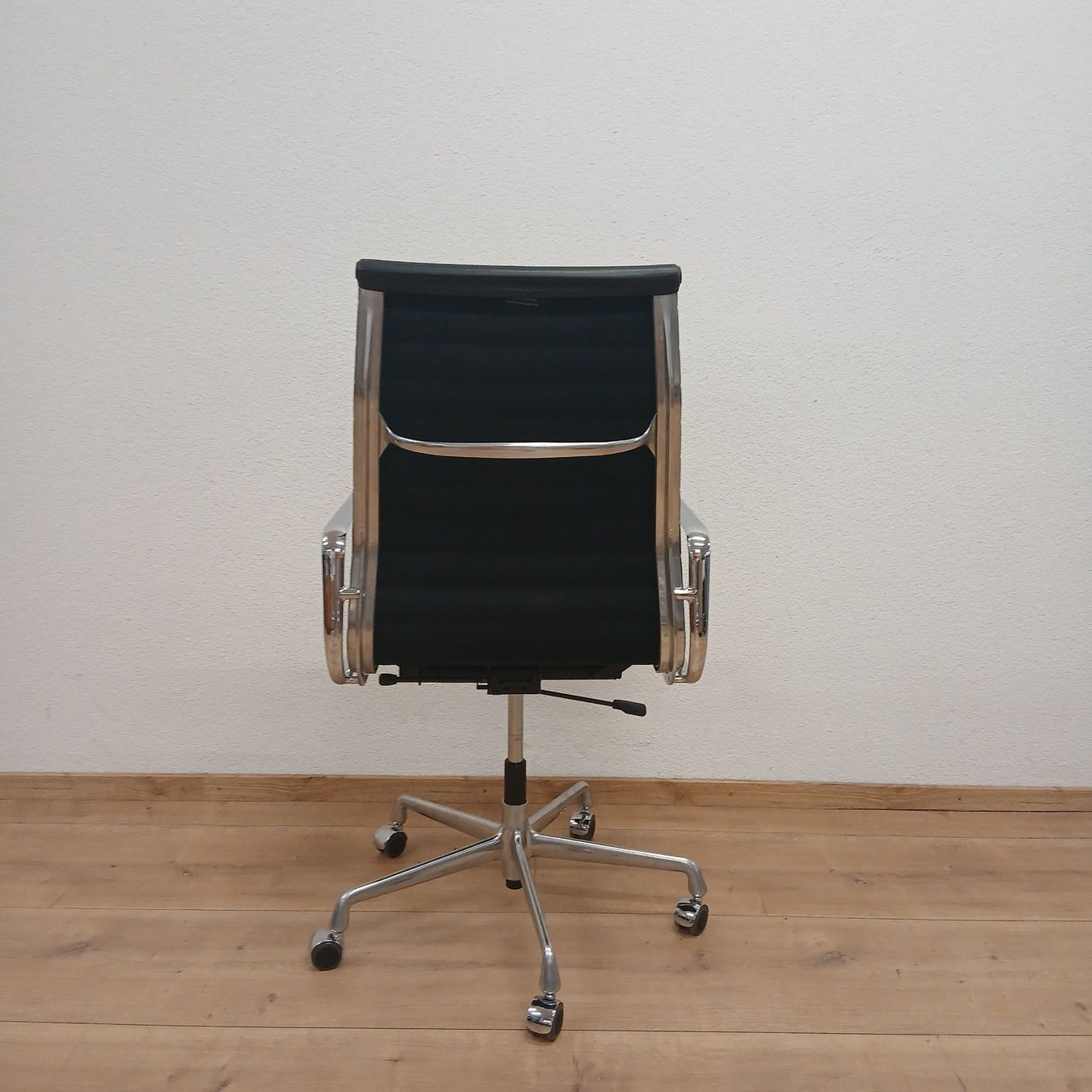 Vitra Sedie: Vitra Eames EA 119 Bürostuhl Leder Schwarz – Usato da Oberurnen venduto da SH2025