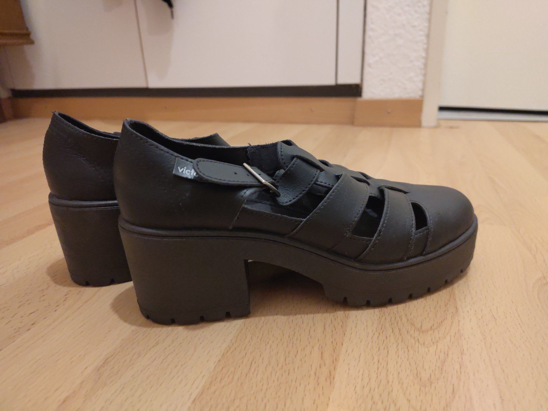 Victoria Scarpe da donna: Schwarze Schuhe mit Absatz – Usato da Luzern venduto da Carmen.Steiger 3