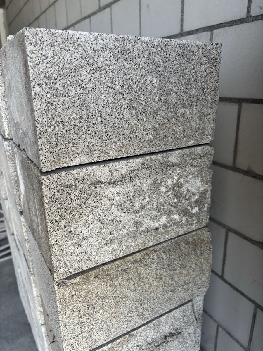 Steine & Dachziegeln: Betonsteine Granitoptik, 26 Stk – Neu (gemäss Beschreibung) aus Jenins von K-Industrie 2