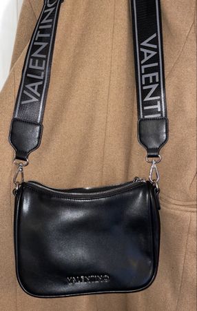 Handtasche Valentino schwarz mit Logo-Schulterriemen