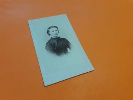 SCHWIIZER JUGEND DAZUMAL - JUNGI FRAU i SCHWARZ - OLTEN