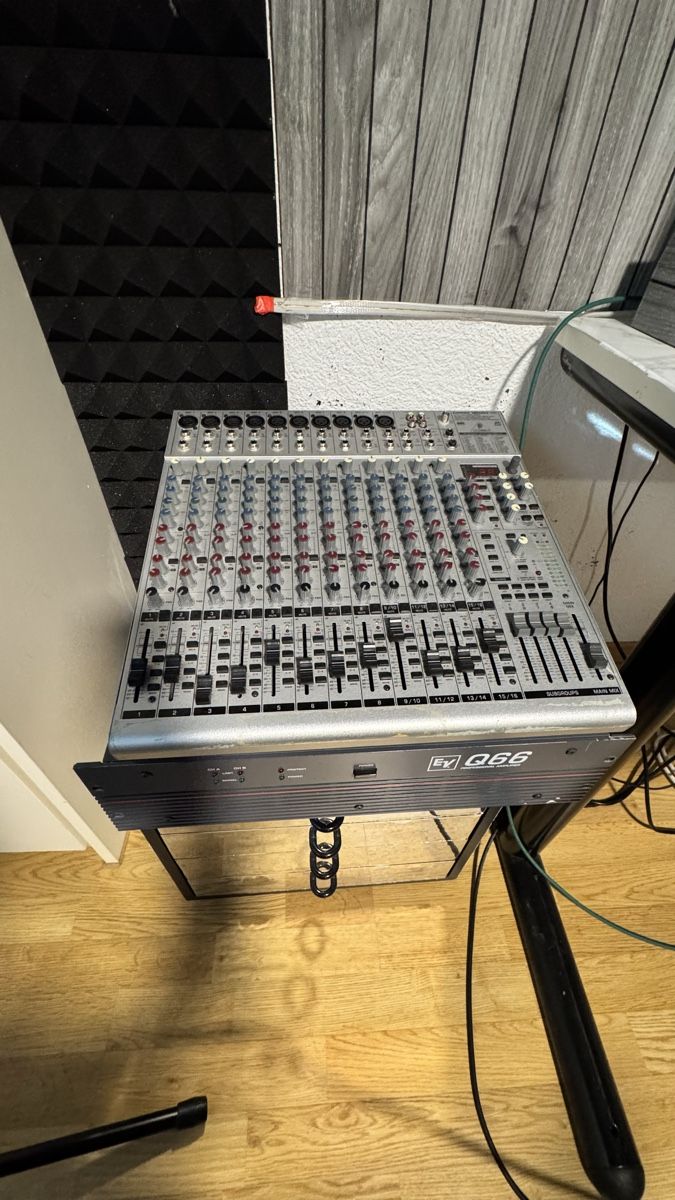 Behringer Console di mixaggio: Behringer Eurorack UB2442FX-Pro – Usato da Wetzikon ZH venduto da LabinotS02