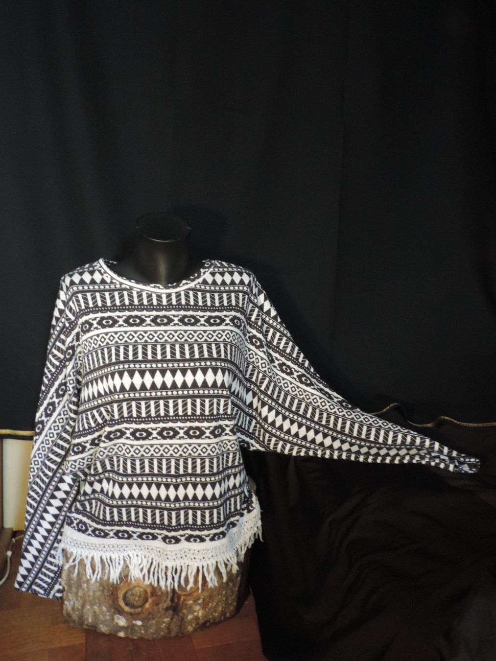 Top: pull léger tribal – Usato da Genève venduto da Axelle333 1
