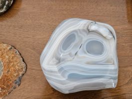 Schale aus naturfarbenem grau-weißen Bänderachat (Chalcedon)
