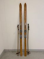Ski (Nr. 2), Holzski von ca. 1960 mit Stöcken