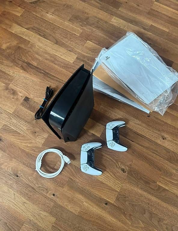Sony Konsolen: PS 5 schwarz mit Laufwerk, 2 Spiele, 2 Controller – Gebraucht aus Burgdorf von Yamace 1