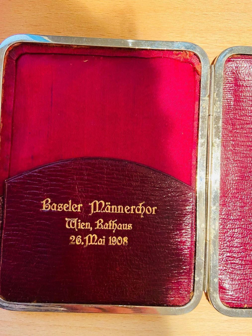 Altro in  Abbigliamento & Accessori: Antikes Etui Baseler Männerchor Wien 1908 – Usato da Gipf-Oberfrick venduto da Iberico 2