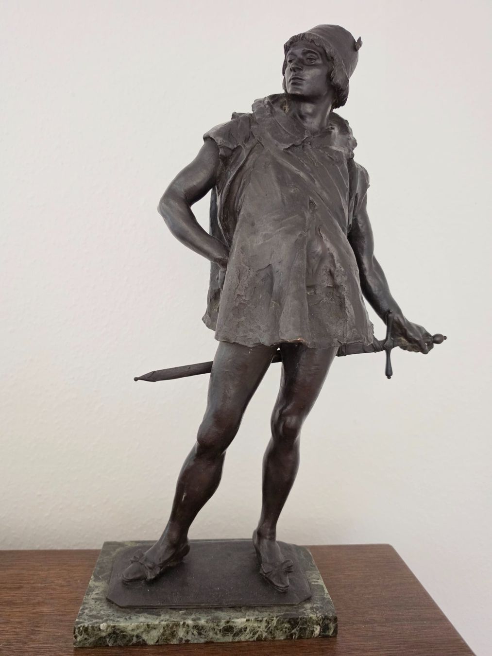 Skulpturen & Statuen: Antiker Bronzestatue Junge mit Schwert – Gebraucht aus Rorschach von Sina2428