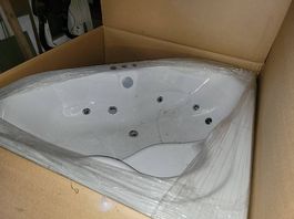 Neue Eckbadewanne mit Whirlpool inkl. Schürze