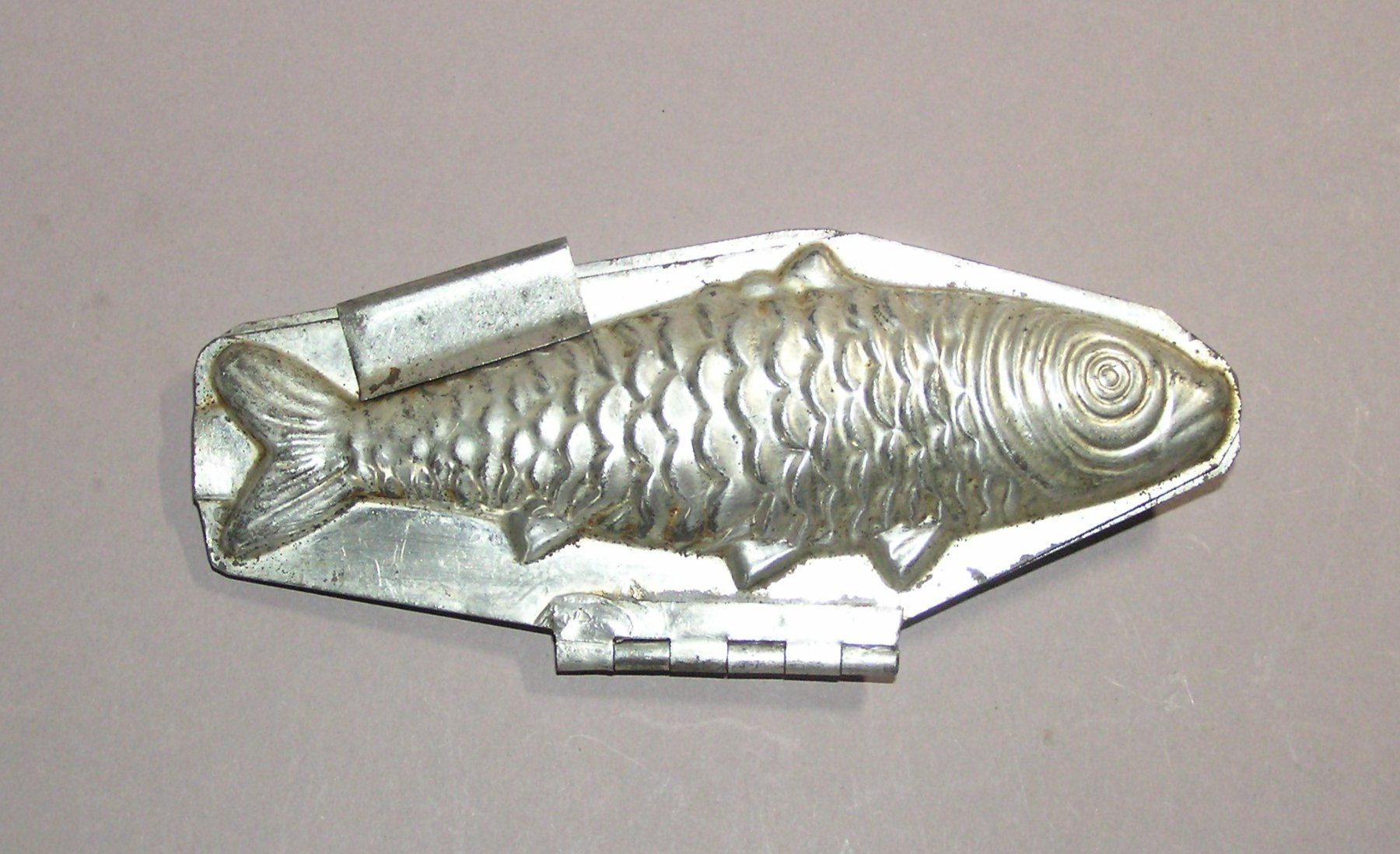 Teglie da forno: ALTE FISCH SCHOKOLADENFORM GIESSFORM – Usato da Grenchen venduto da Antique-hunter
