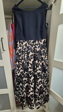 Elegantes Kleid mit Muster, perfekt für Feste