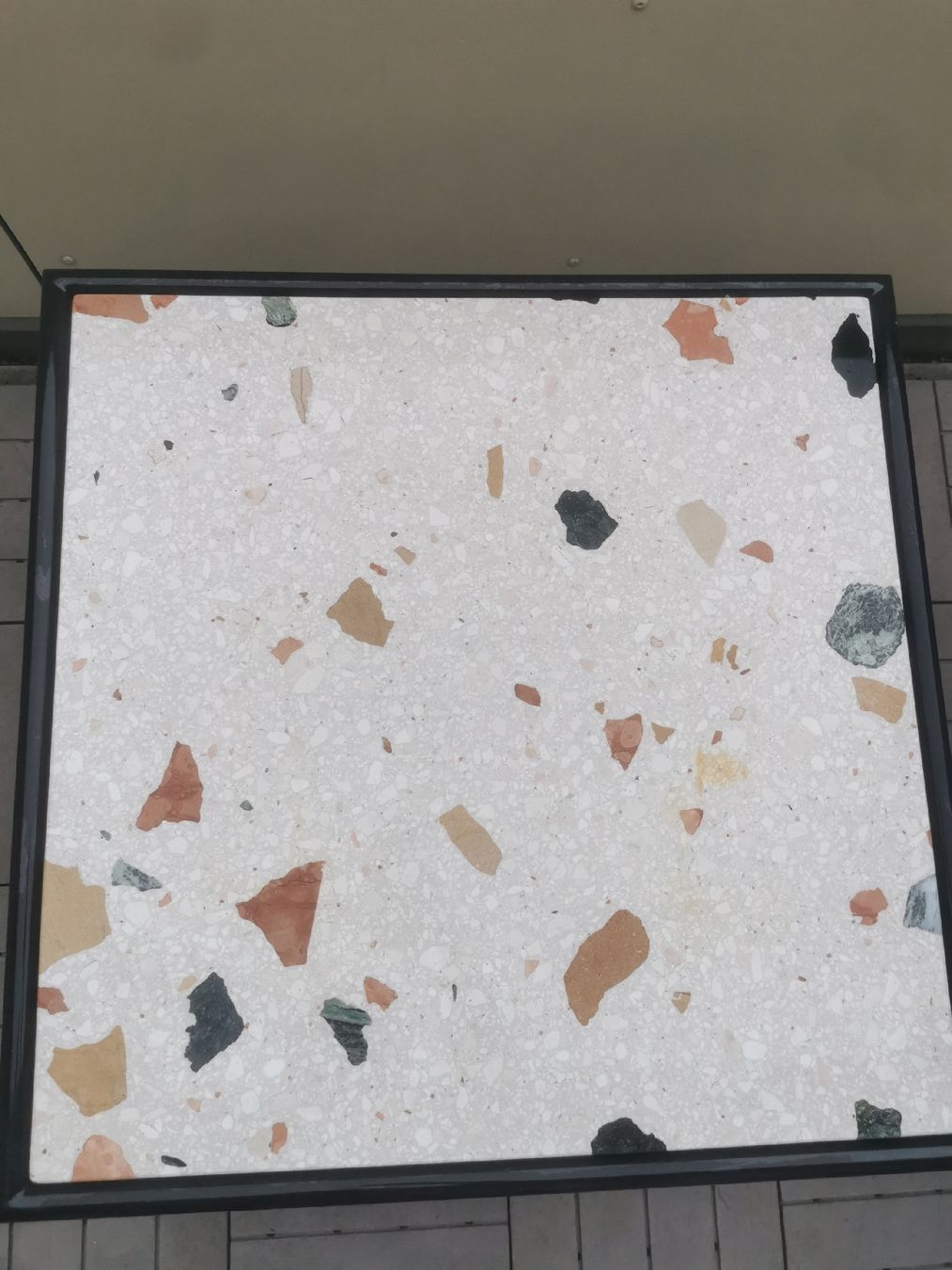 Tavoli: Moderner Beistelltisch mit Terrazzo-Muster, neuwertig – Nuovo (secondo la descrizione) da Bern venduto da jed_bwp9 1