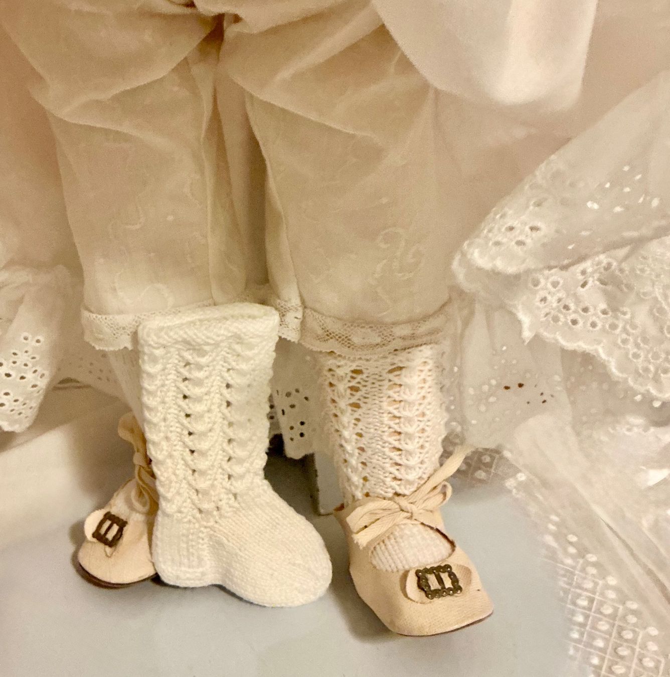 Bambole: ALTERE PUPPENSOCKEN HANDARBEIT – Usato da Zell LU venduto da Silvermemory 1