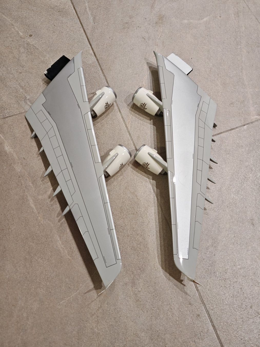 Airbus Kit di modellismo & Modellini statici: Zwei A380-800 1:100 - ETIHAD + Emirates – Usato da Rancate venduto da leoshopshop 4