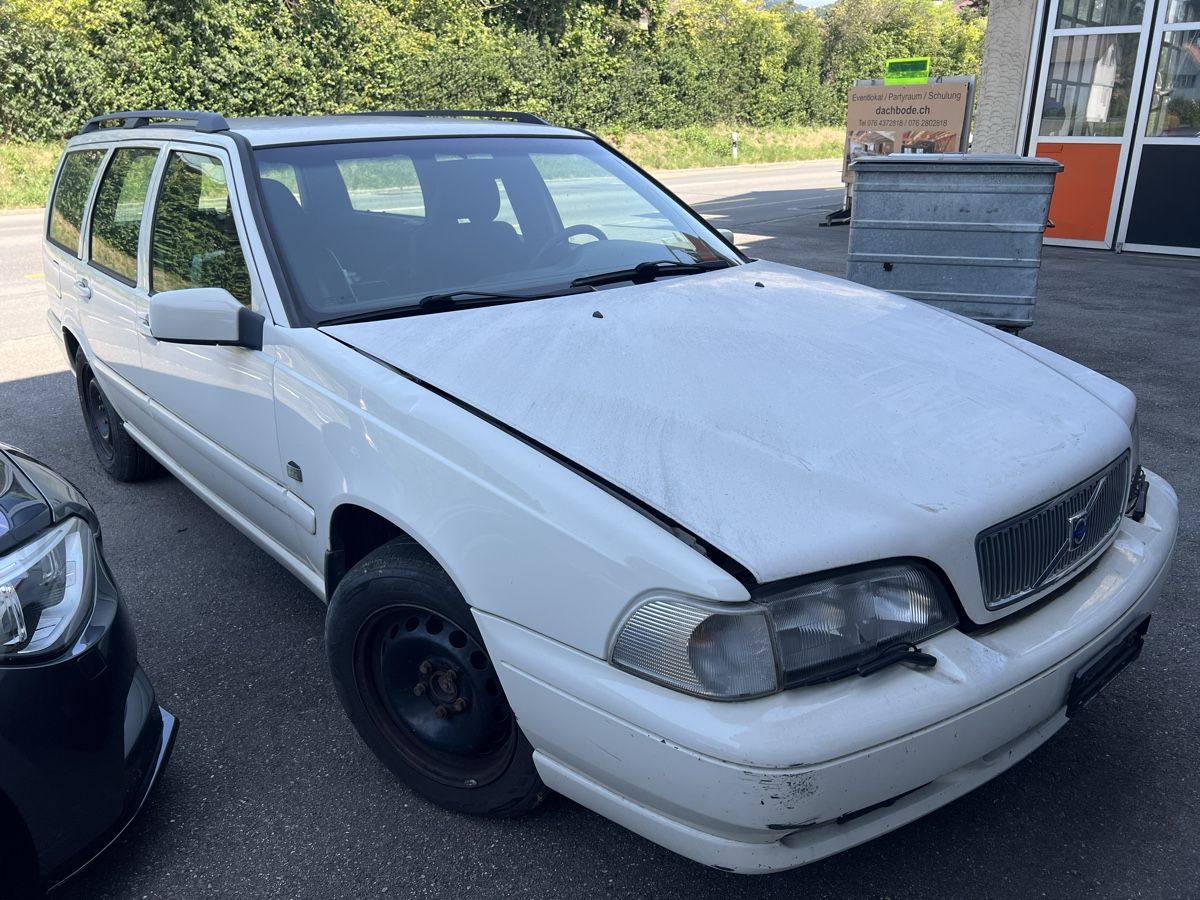 Volvo Automobili: Volvo V70 2.5  10V Kombi – Usato da Steffisburg venduto da Grobacar0 4