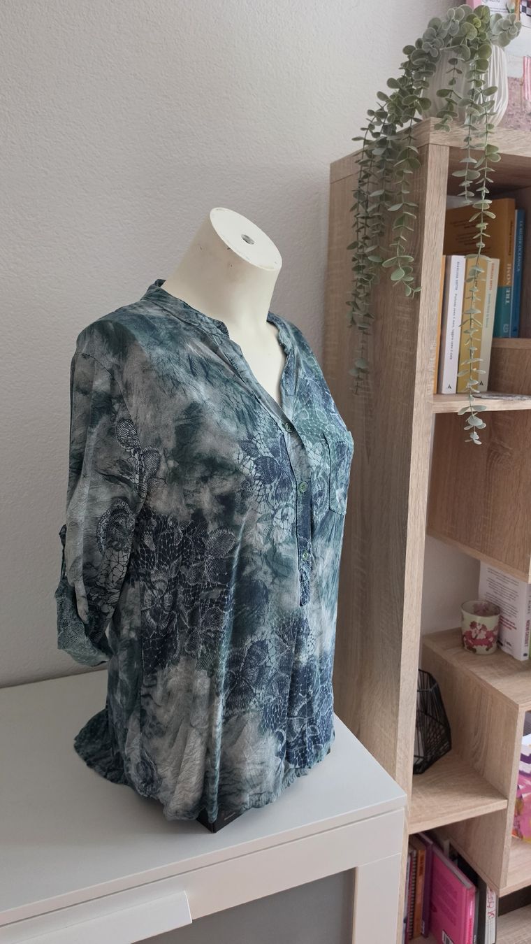 Blusen: Blouse with print size M – Gebraucht aus Roveredo GR von JessK.Store 2