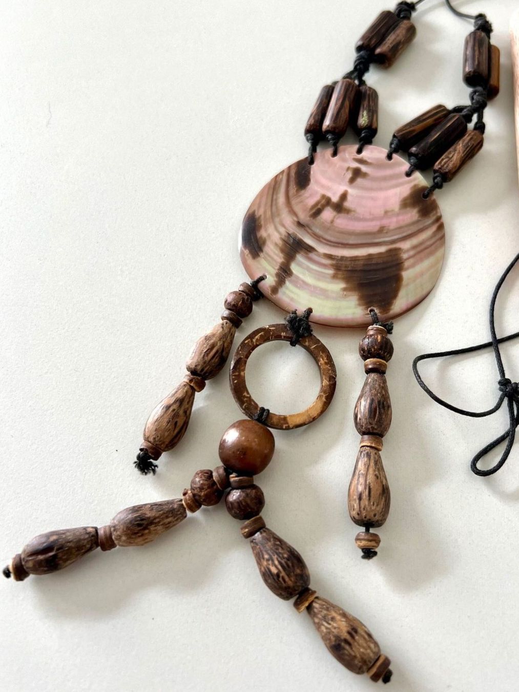 Catenine: Boho Statement-Kette - schimmerndes Perlmutt & Naturholz – Usato da Ruswil venduto da artbyhand 4