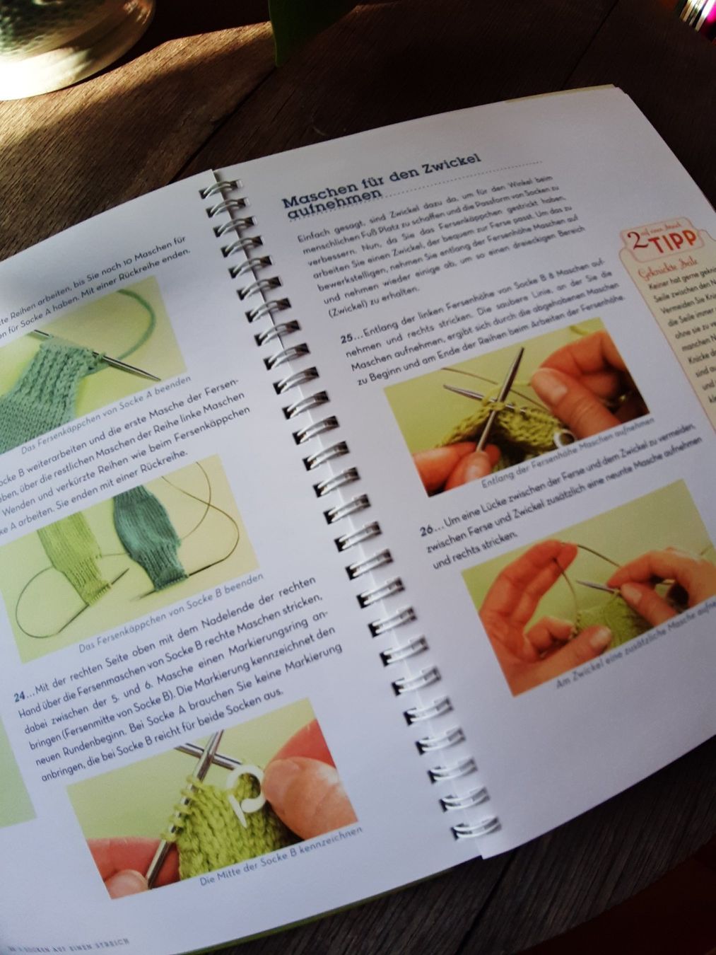 Libri: Strickbuch für 2 Socken gleichzeitig – Usato da Utzenstorf venduto da Lutra4678 2