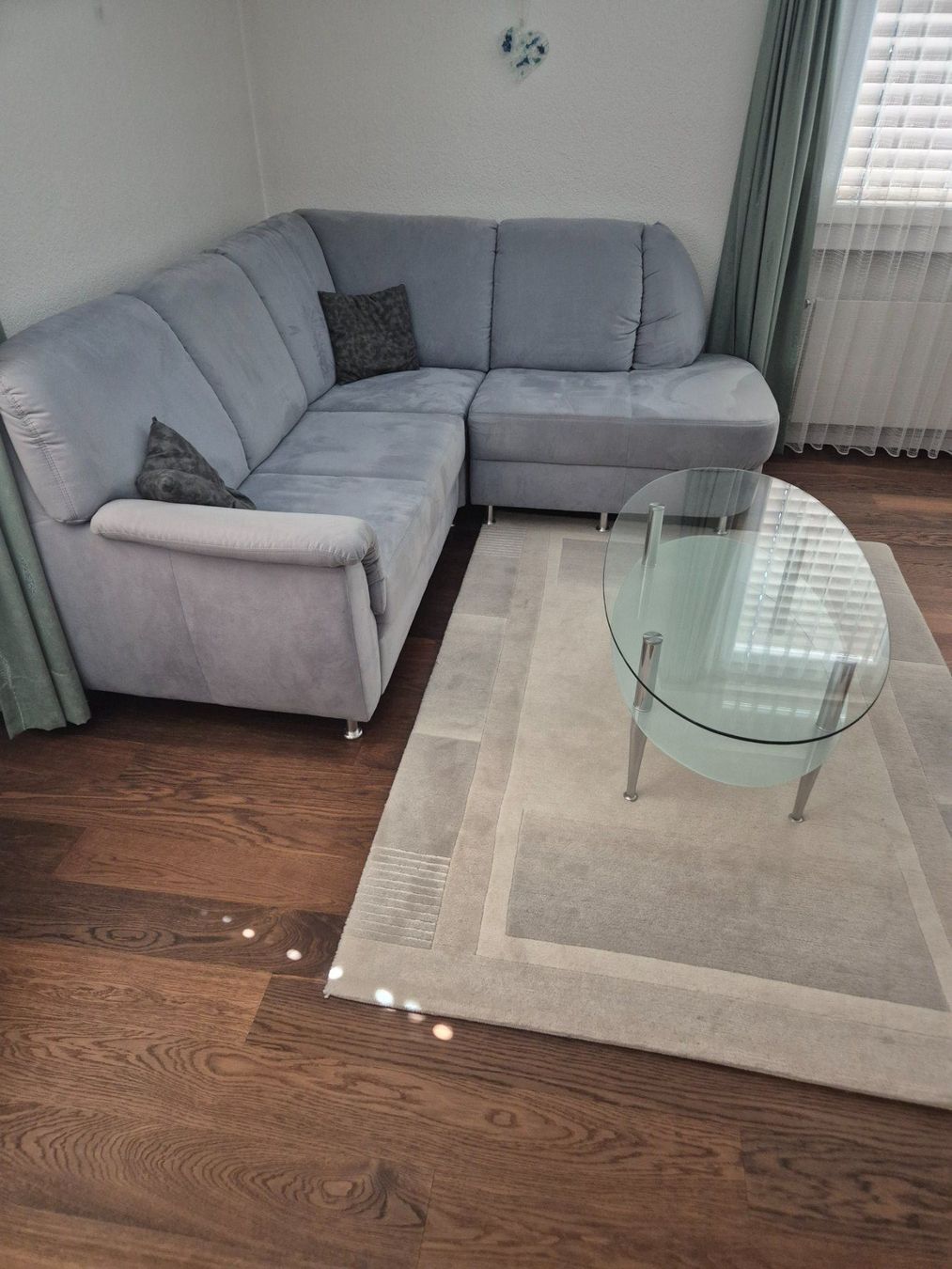 Sofas: Ecksofa mit Tisch und Teppich – D'occasion à Huttwil par Nadano 2