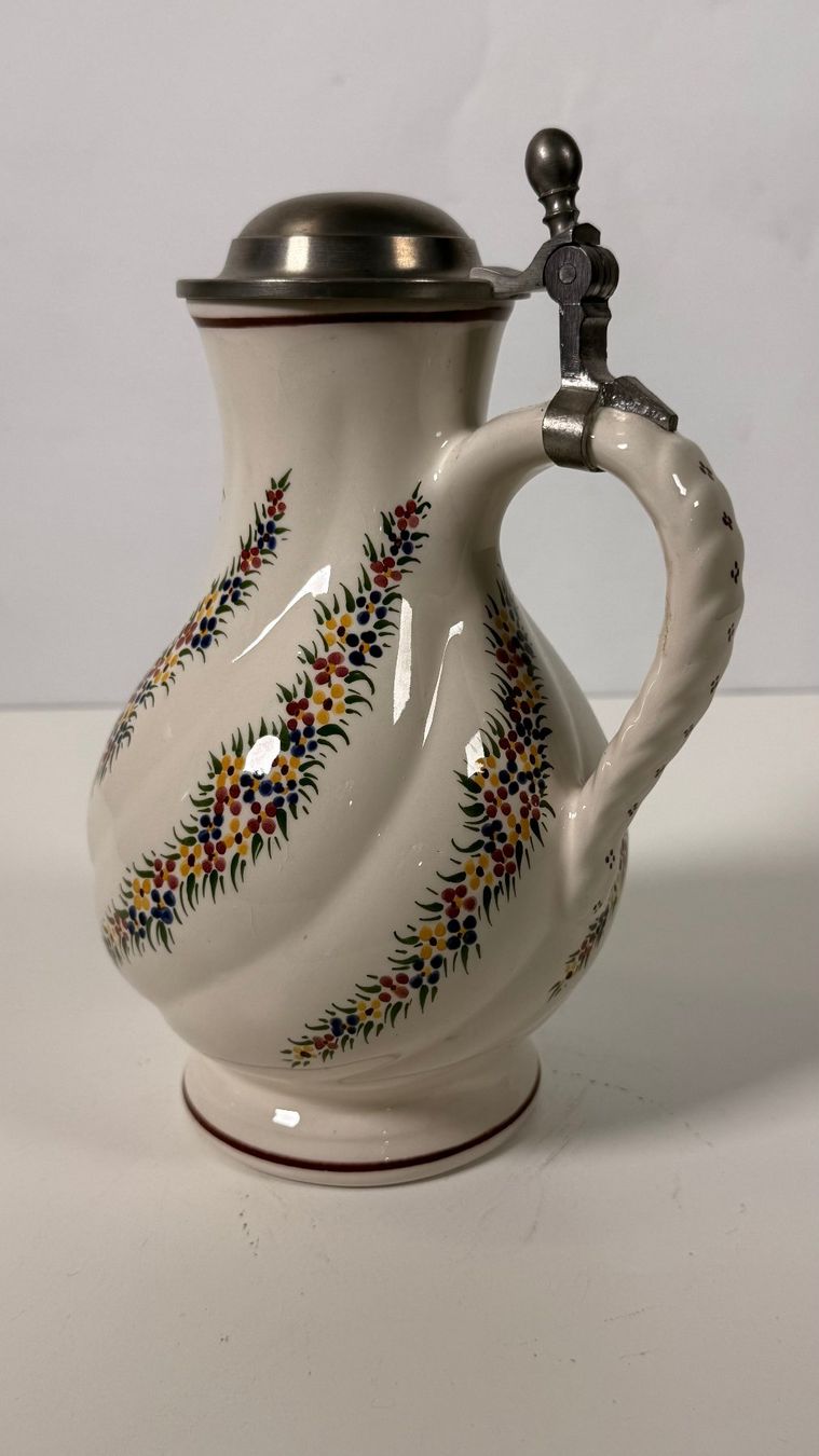 Caraffe: Wechsler Tirolkeramik Karaffe mit Zinndeckel – Usato da Zürich venduto da Hedwig-steig 3