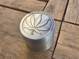 Kräuter Grinder in verschiedenen Farben
