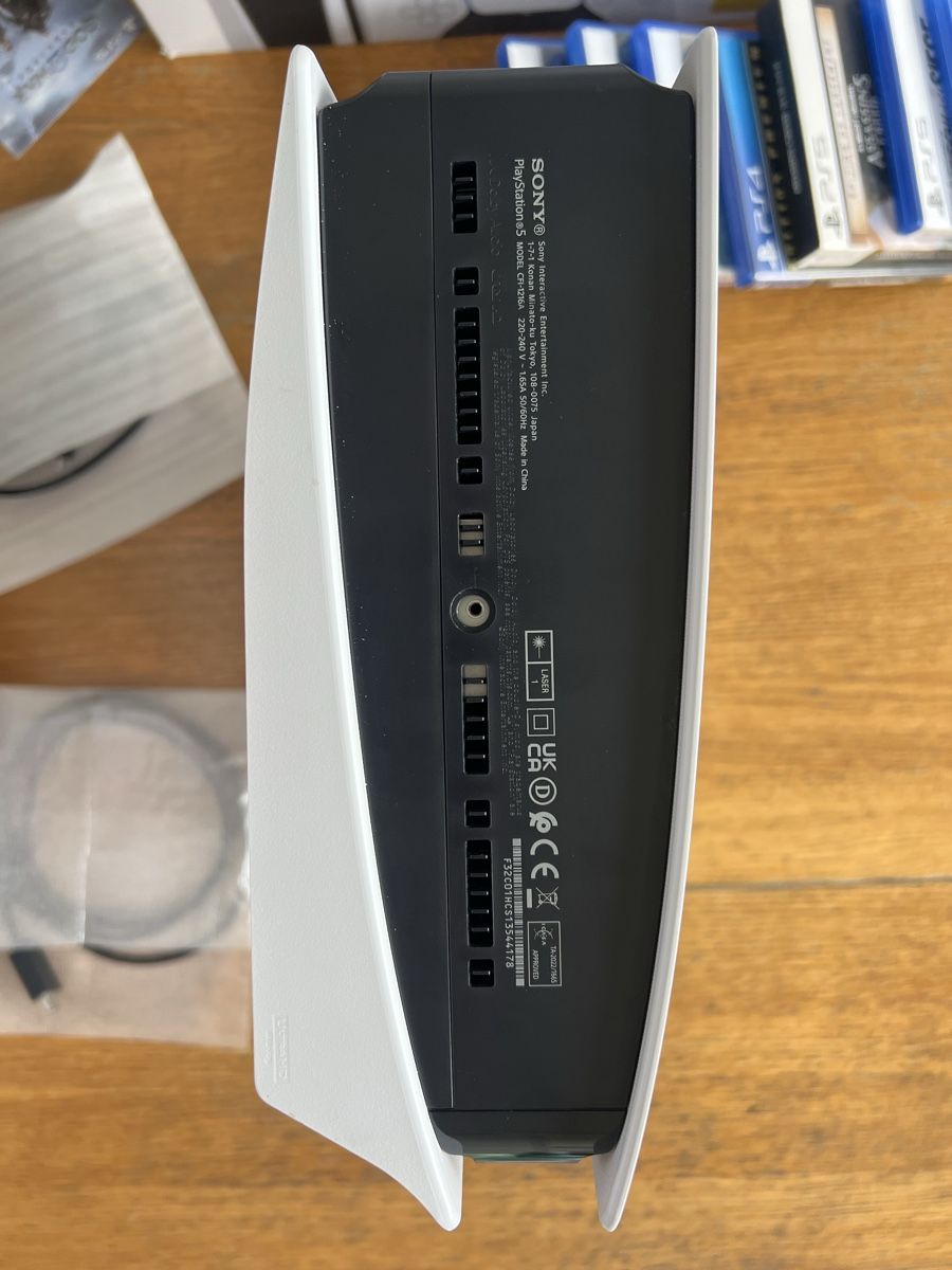 Sony Consoles: À vendre PS5 + 2 manettes + jeux ps4/ps5 – D'occasion à Lausanne par luciano_RIC1 8