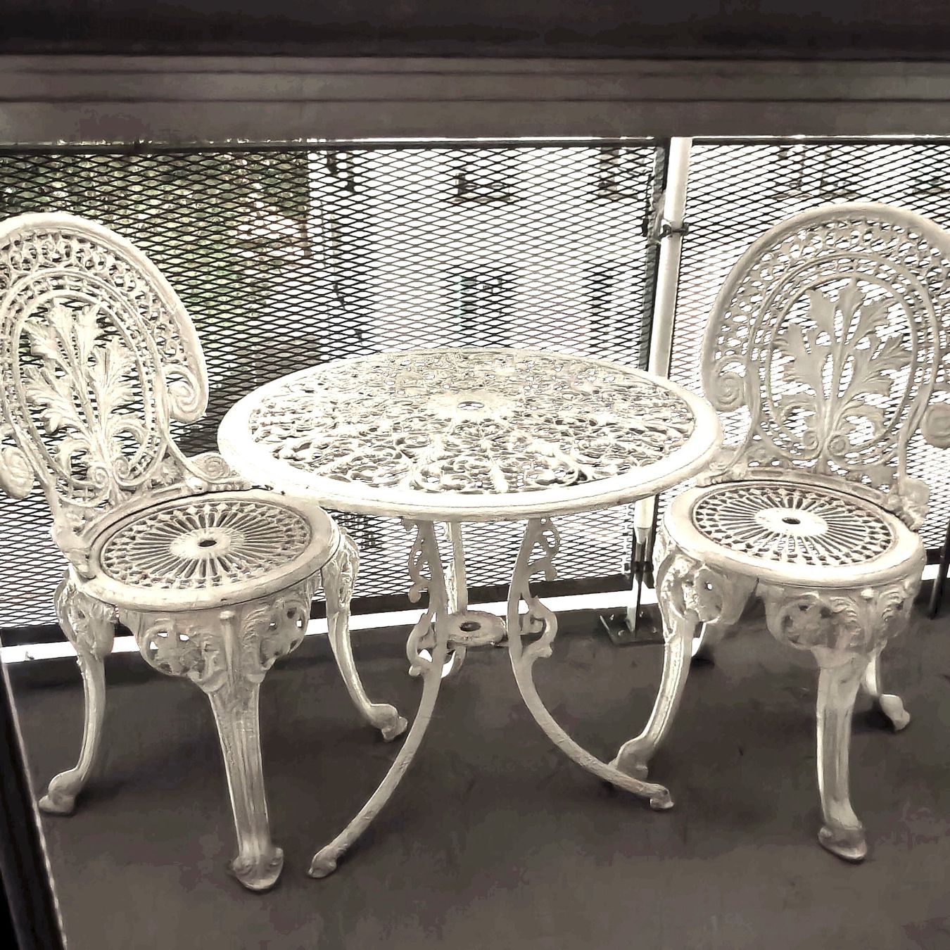 Set de table et chaises: Table et 2 chaises en fonte. EN VENTE JUSQU'EN FIN SEPTEMBRE – D'occasion à Biel/Bienne par notfun 1