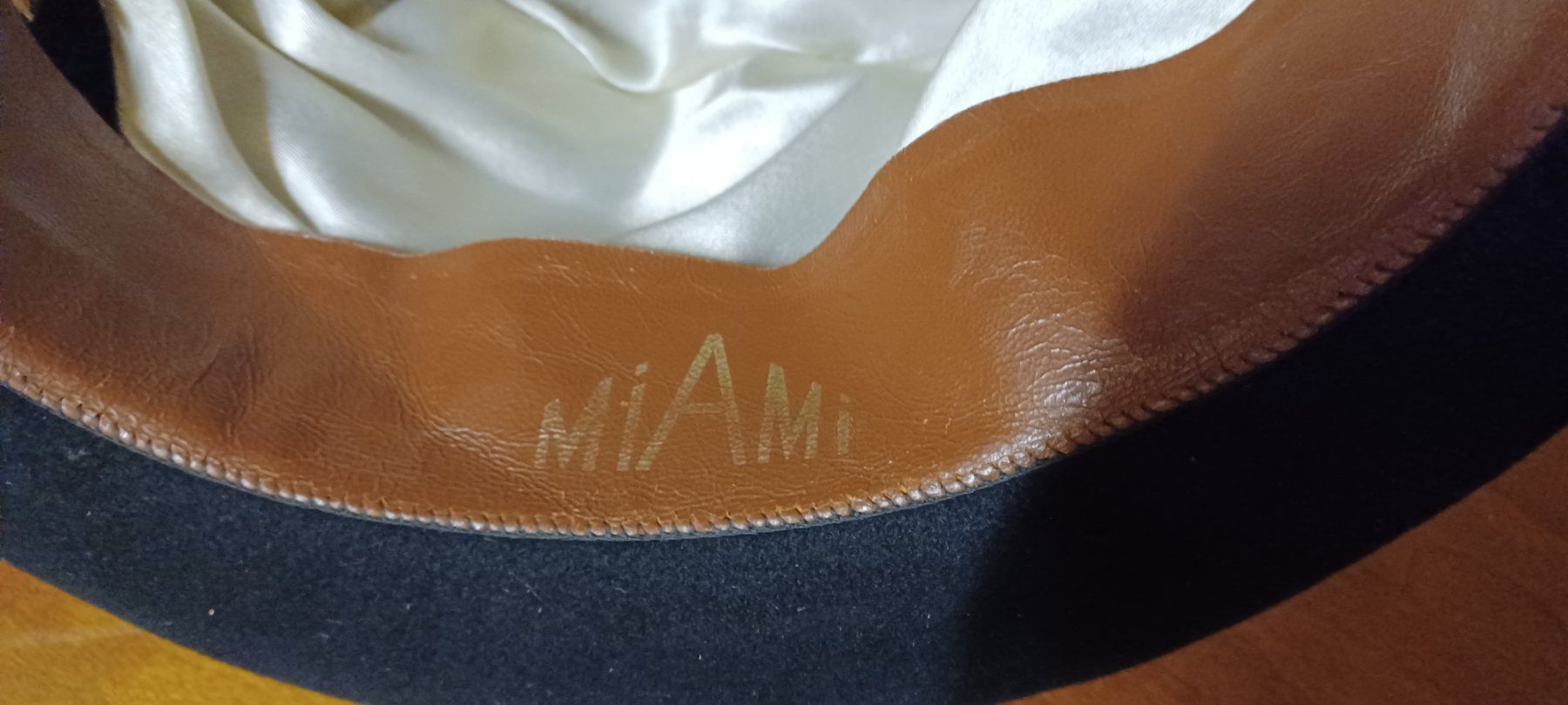 Copricapi, berretti & cappellini: Antiker Bowler – Usato da Menziken venduto da Nikkimcanton 2