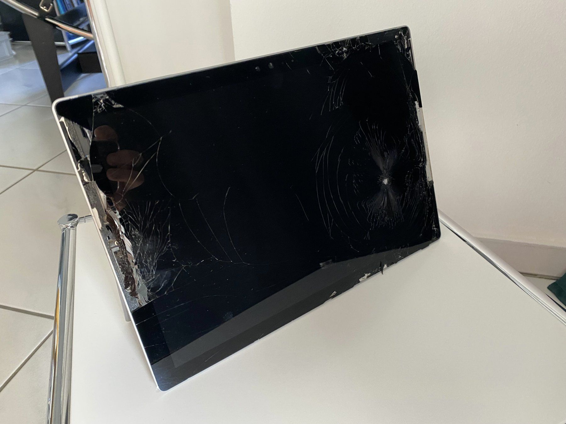 Microsoft Notebooks: Microsoft Surface Pro 4 1724 – Displayschaden defekt – Defekt aus Wetzikon ZH von BackToRetro