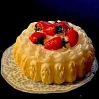 Erdbeer-/Löffelbiskuittorte für die Puppenstube. Handarbeit.