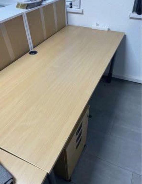 Scrivanie: Bürotisch mit Kabeldurchlass und Rollcontainer – Usato da Basel venduto da EL_RA94 3