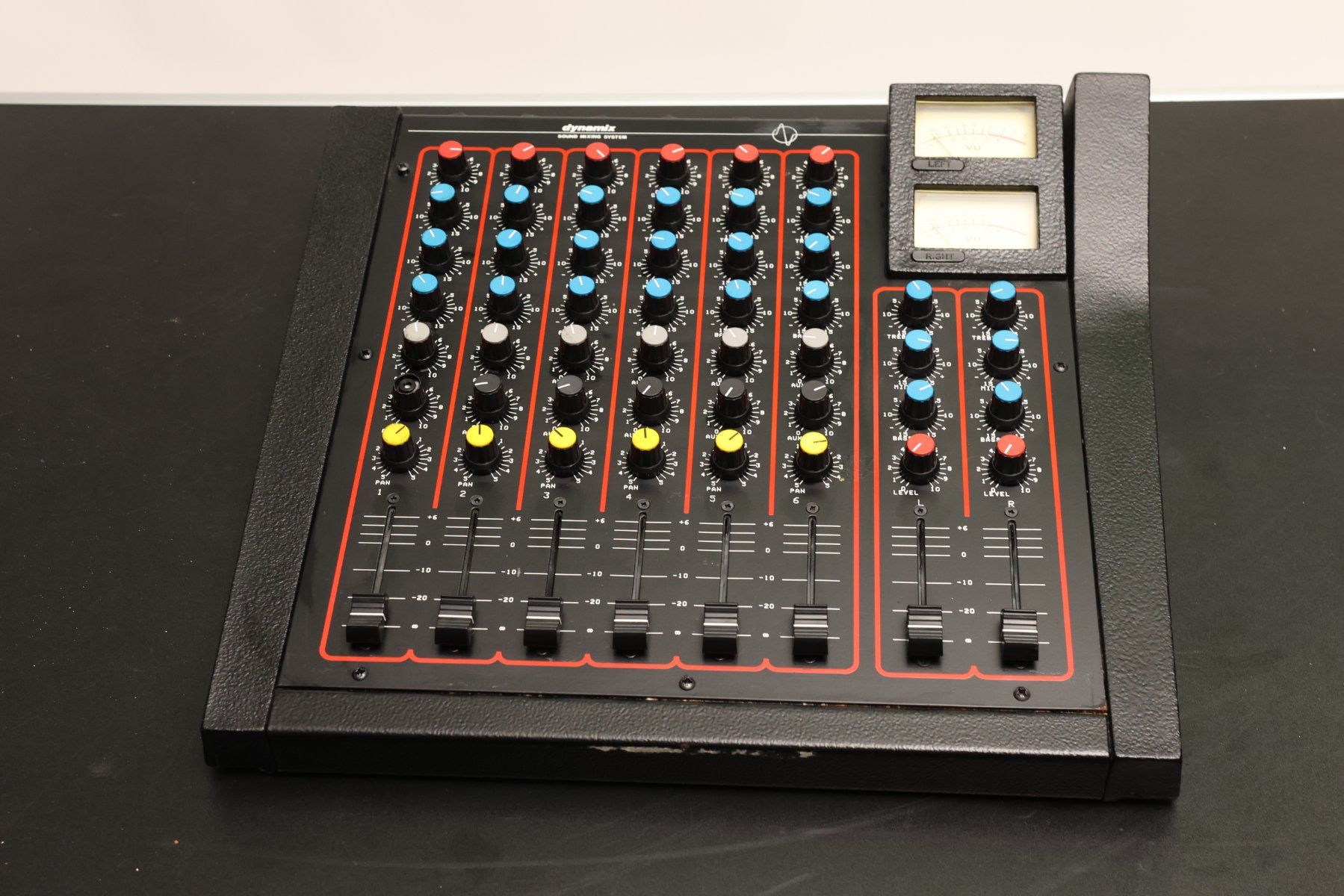 Platines de mixage: Table de mixage vintage Dynamix 6-2 + alimentation – D'occasion à Cologny par Mig210