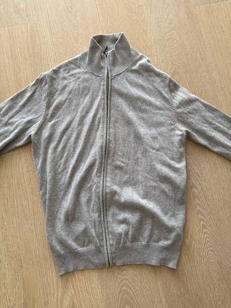 Helle Strickjacke mit Reissverschluss, ideal für den Herbst!