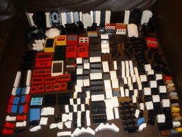 (7)LEGO 280 STK.CA. DACHSTEINE TÜREN FENSTER .....NEU UND AL