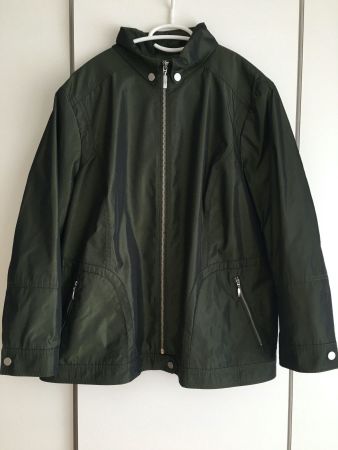 Neue moderne hochwertig verarbeitete moosgrüne Windjacke